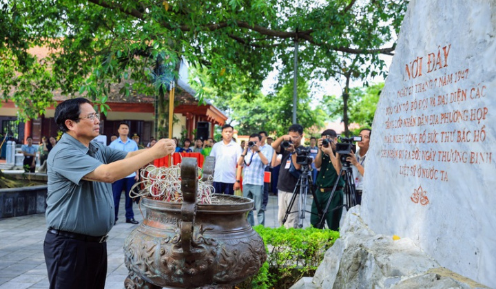 Thái Nguyên: Thủ tướng Chính phủ dâng hương tại Khu di tích lịch sử quốc gia 27-7 và tặng quà người có công