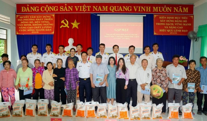 Tạp chí Biển Việt Nam phối hợp Vùng 2 Hải quân tặng quà gia đình chính sách