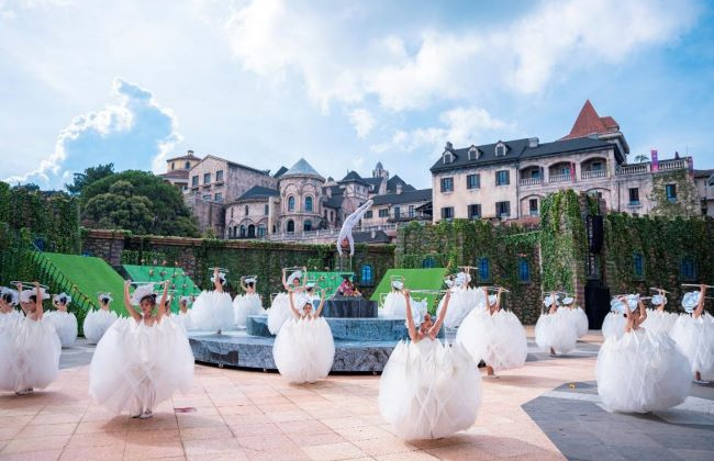 Show diễn luôn “kín chỗ” tại đỉnh Bà Nà hè này