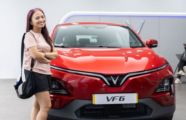 Khách nữ “chốt” VinFast VF 6: Xe dễ dùng, an toàn, không khói xăng