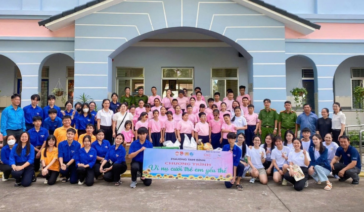 Chương trình “Vì nụ cười trẻ em yếu thế” tại trung tâm khiếm thị Nhật Hồng