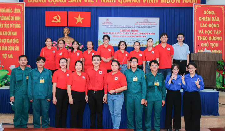 Hội Chữ thập đỏ Tăng Nhơn Phú B trao tặng quà cho các hoàn cảnh khó khăn nhân dịp Quốc Khánh