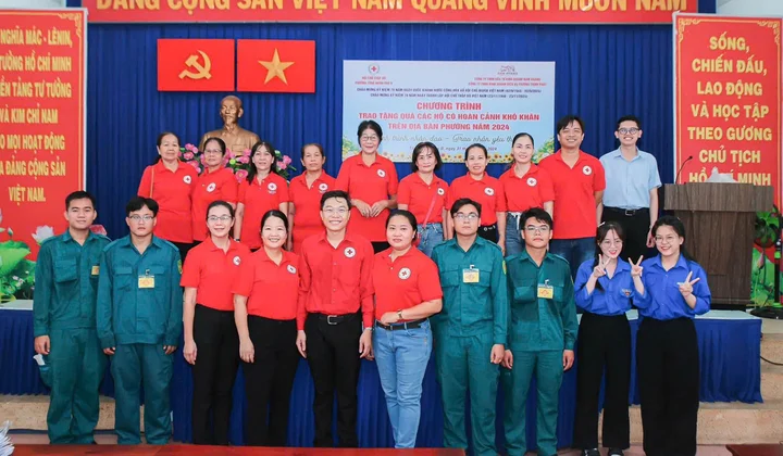 Hội Chữ thập đỏ Tăng Nhơn Phú B trao tặng quà cho các hoàn cảnh khó khăn nhân dịp Quốc Khánh