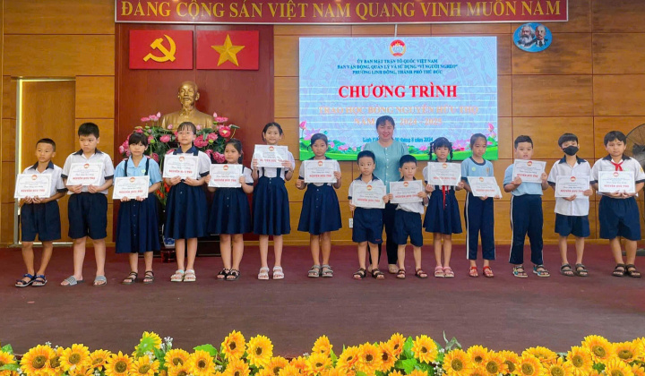 Trao học bổng Nguyễn Hữu Thọ năm học 2024 – 2025 tại P.Linh Đông