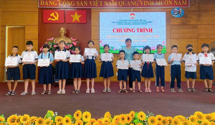 Trao học bổng Nguyễn Hữu Thọ năm học 2024 – 2025 tại P.Linh Đông