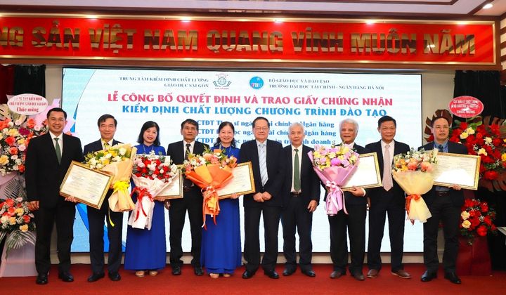 Trường ĐH Tài chính – Ngân hàng Hà Nội đón nhận Quyết định công nhận chất lượng 5 chương trình đào tạo.