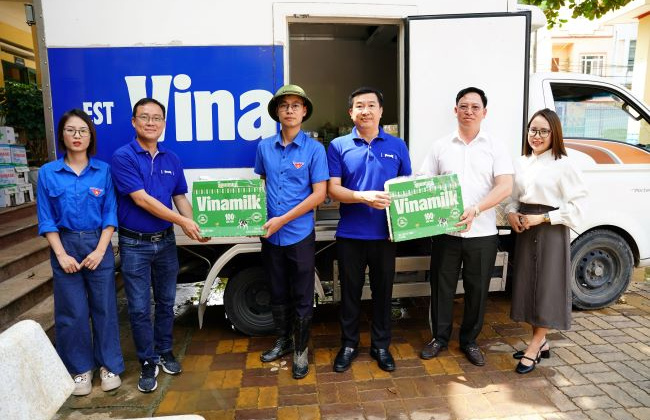 Vinamilk tiếp tục hỗ trợ người dân sau bão lũ