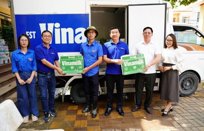 Vinamilk tiếp tục hỗ trợ người dân sau bão lũ