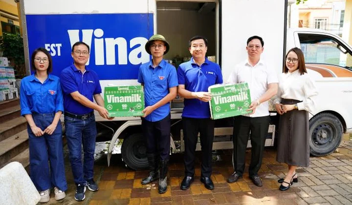 Vinamilk tiếp tục hỗ trợ người dân sau bão lũ