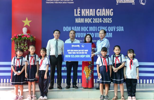 Vinamilk trao tặng gần 200.000 hộp sữa cho trẻ em nhân ngày hội tựu trường