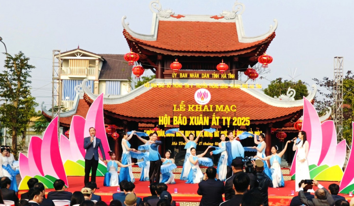 Hội báo Xuân 2025 Hà Tĩnh: Việt Nam hội nhập trao quà cho 10 gia đình khó khăn vui Tết