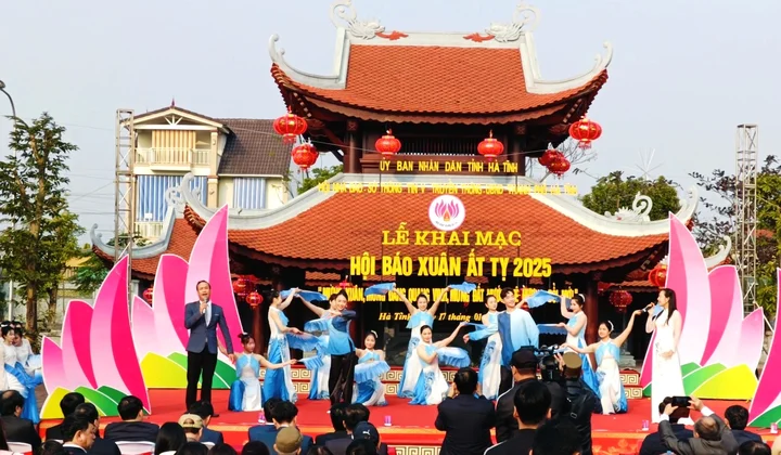 Hội báo Xuân 2025 Hà Tĩnh: Việt Nam hội nhập trao quà cho 10 gia đình khó khăn vui Tết