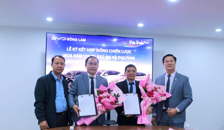 Lễ ký kết bàn giao 100 xe Dolphin; M6 giữa BYD Sông Lam và Vạn Xuân