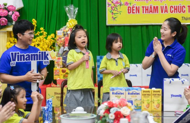 Vinamilk trao tặng hơn 71 nghìn sản phẩm nhân dịp Tết Ất Tỵ