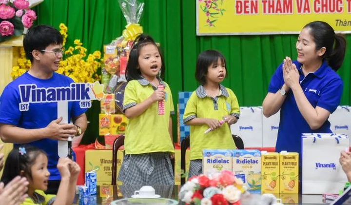Vinamilk trao tặng hơn 71 nghìn sản phẩm nhân dịp Tết Ất Tỵ