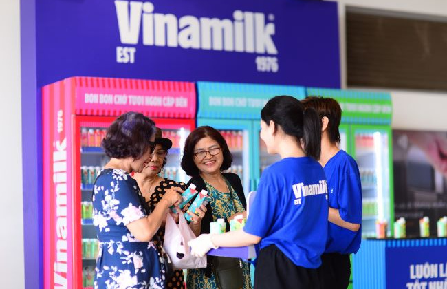 Vinamilk phục vụ miễn phí sản phẩm cho người dân check-in tại các ga metro Bến Thành – Suối Tiên
