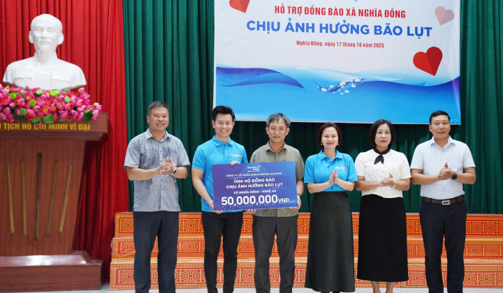 Eurowindow Holding lan tỏa yêu thương đến bà con vùng lũ Nghệ An