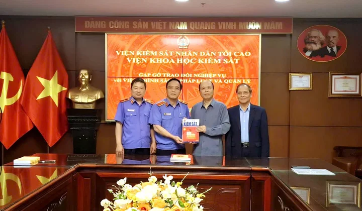 Gặp gỡ và trao đổi nghiệp vụ giữa Viện Khoa học Kiểm sát và Viện Chính sách, Pháp luật và Quản lý