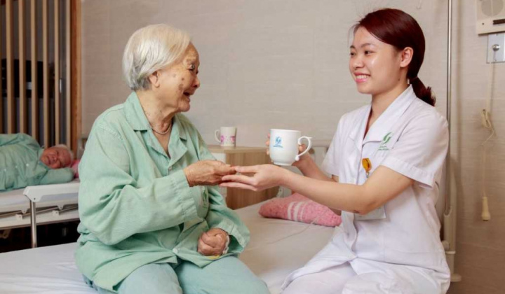 Xây dựng đội ngũ chăm sóc sức khỏe người cao tuổi vững chuyên môn, giàu nhân ái trong bối cảnh dân số già hóa