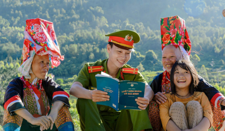 Đưa pháp luật đến với người dân để pháp luật đi vào cuộc sống