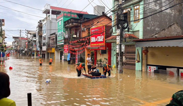 Đồn Biên phòng Bình Nghi sát cánh cùng Nhân dân vượt qua thiên tai