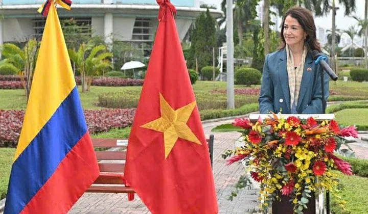 Đại sứ quán Colombia tại Việt Nam tặng cây xanh cho Hà Nội như biểu tượng của hòa bình