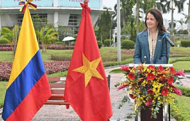 The Embassy of Colombia in Vietnam presents trees to Hanoi as a symbol of peace