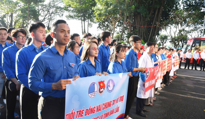 Gần 300 y bác sĩ, cán bộ Đồng Nai lên đường chung sức cùng Đắk Lắk vượt bão lũ