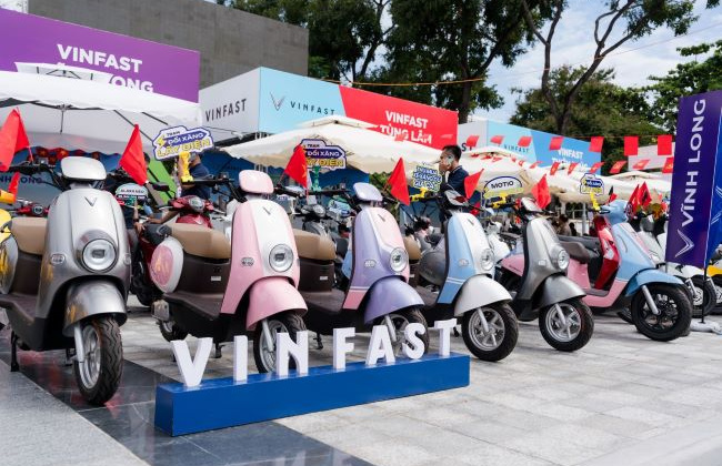 Xe máy điện lên ngôi - xe máy xăng hết thời “làm giá”: Người tiêu dùng hưởng lợi kép