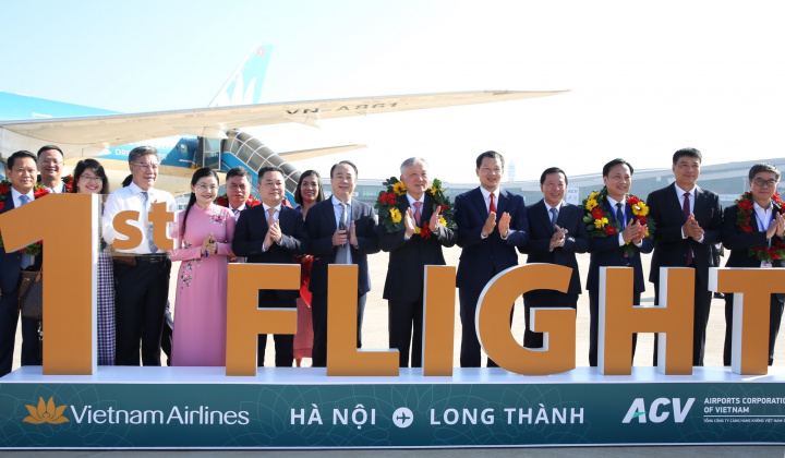 Phó Thủ tướng Thường trực Nguyễn Hòa Bình đáp chuyến bay đầu tiên xuống Sân bay Quốc tế Long Thành