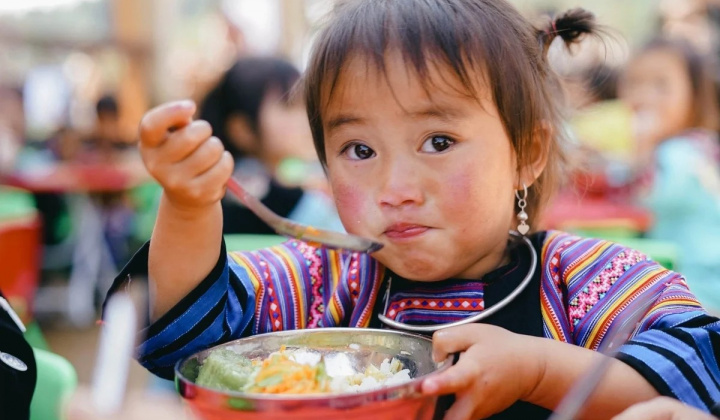 Hỗ trợ bữa ăn trưa cho học sinh tiểu học, THCS ở các xã biên giới