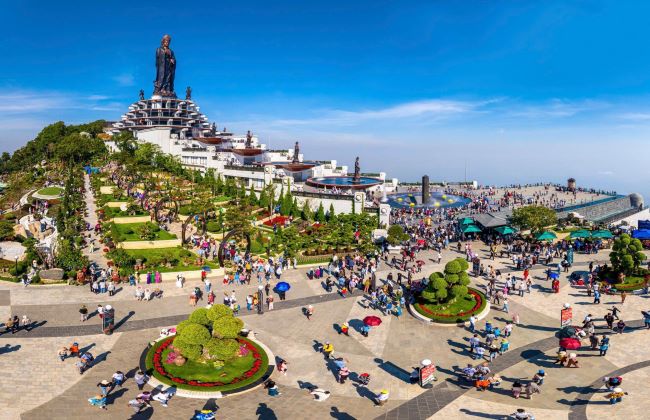 Núi Bà Đen nườm nượp người hành hương đầu năm