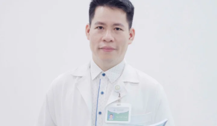 ThS.BS. Ngô Chiến Thuật: Màu áo blouse bên thềm Xuân