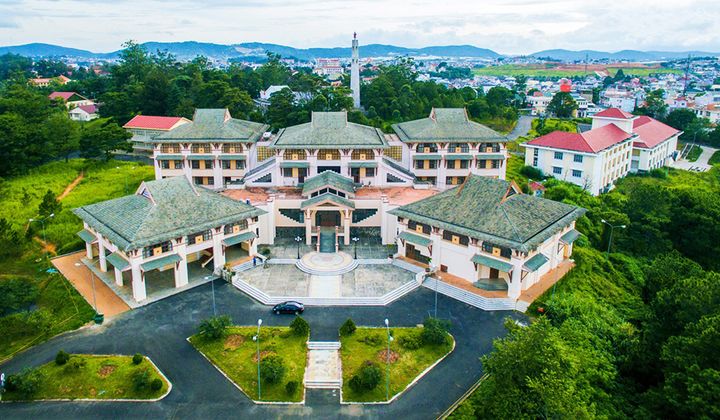 Phát triển Trường Đại học Tây Nguyên và Trường Đại học Đà Lạt là hai trung tâm đào tạo chất lượng cao