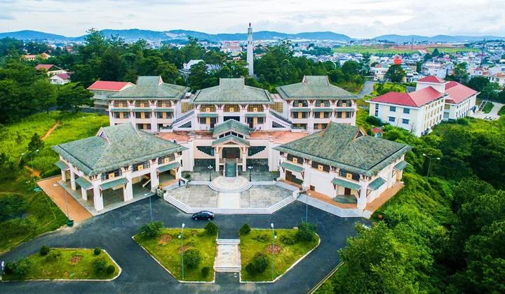 Phát triển Trường Đại học Tây Nguyên và Trường Đại học Đà Lạt là hai trung tâm đào tạo chất lượng cao
