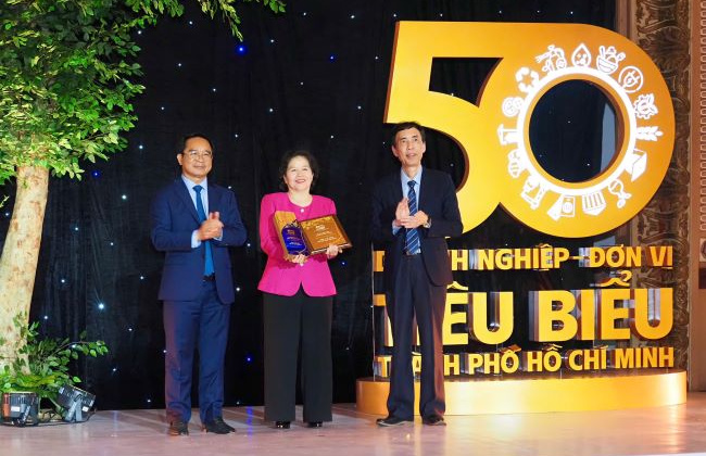 Vinamilk được vinh danh là doanh nghiệp tiêu biểu của TP.HCM nhân dịp kỷ niệm 50 năm thống nhất đất nước
