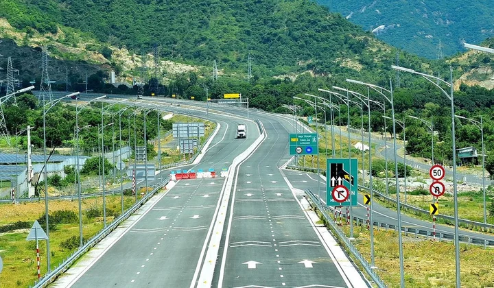 Quyết tâm hoàn thành 3.000 km đường bộ cao tốc trong năm 2025