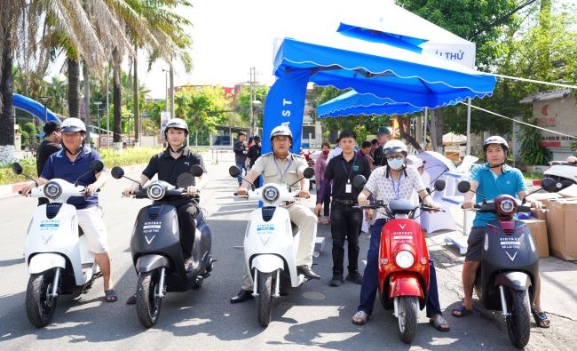VinFast “phủ xanh” các khu công nghiệp bằng chuỗi hoạt động trải nghiệm xe máy điện siêu hấp dẫn