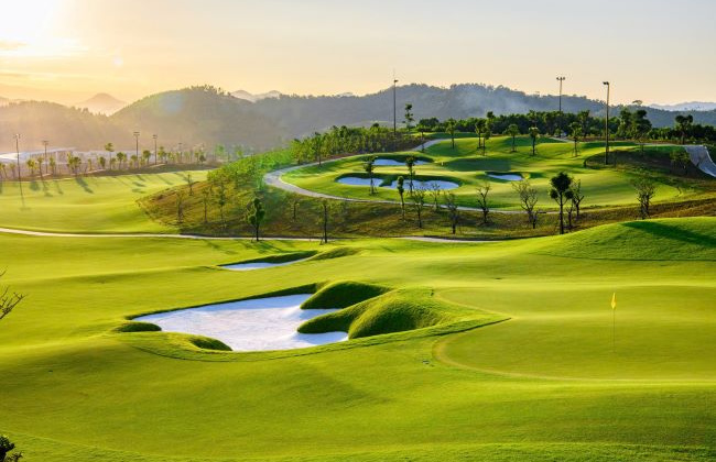 Huyền thoại “Cá mập trắng” Greg Norman khảo sát sân golf T&T Văn Lang Empire