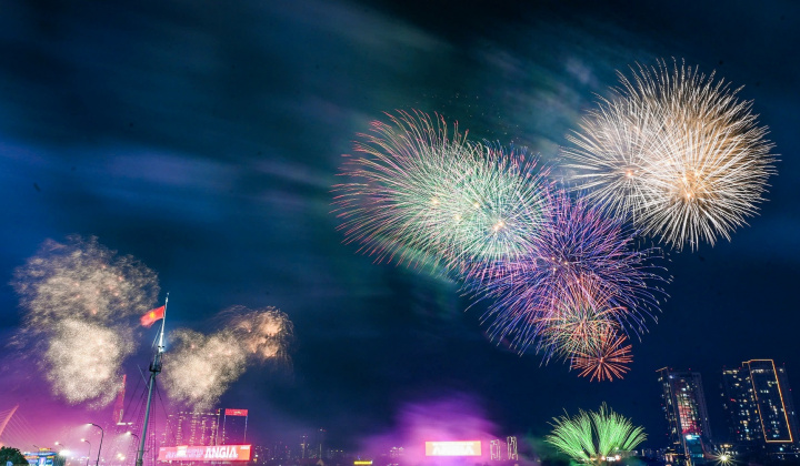 Đêm 30/4, bầu trời TPHCM rực sáng bởi 30 điểm bắn pháo hoa