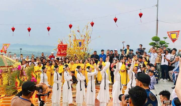 An Giang: Nô nức về Núi Sam dự lễ rước Bà Chúa Xứ