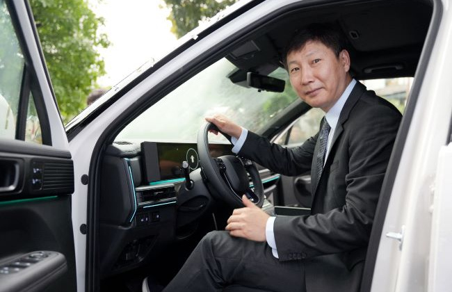HLV Kim Sang-sik nhận quà từ Hyundai Thành Công Việt Nam