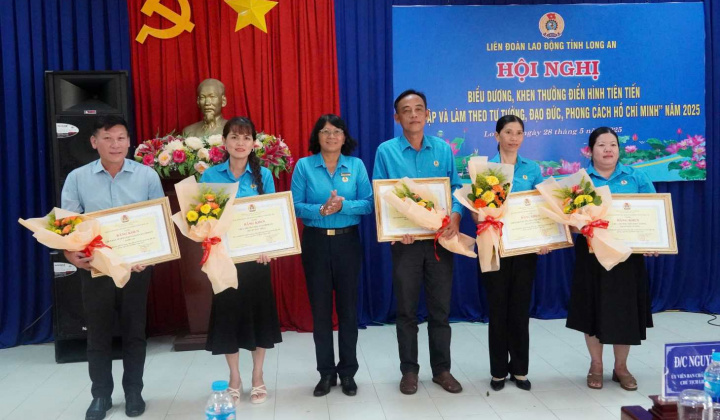 Long An: Khen thưởng 34 tập thể, cá nhân tiêu biểu trong phong trào học tập và làm theo lời Bác