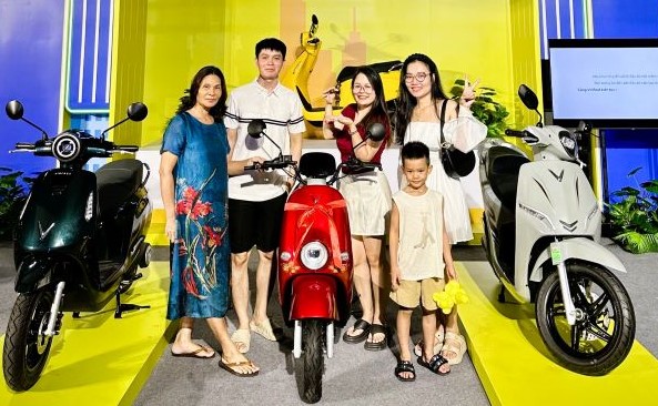 Sử dụng đồng thời hai xe máy VinFast, khách Việt lan tỏa lối sống xanh đến cả gia đình