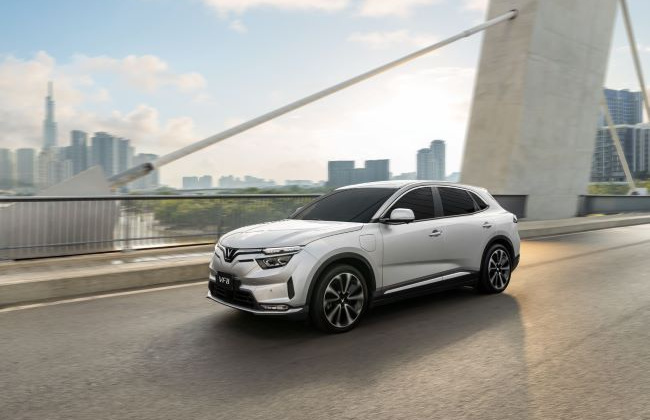 Bảo hành 10 năm, hơn 200 xưởng dịch vụ, chủ xe tự tin mang VinFast VF 8 đi khắp nơi