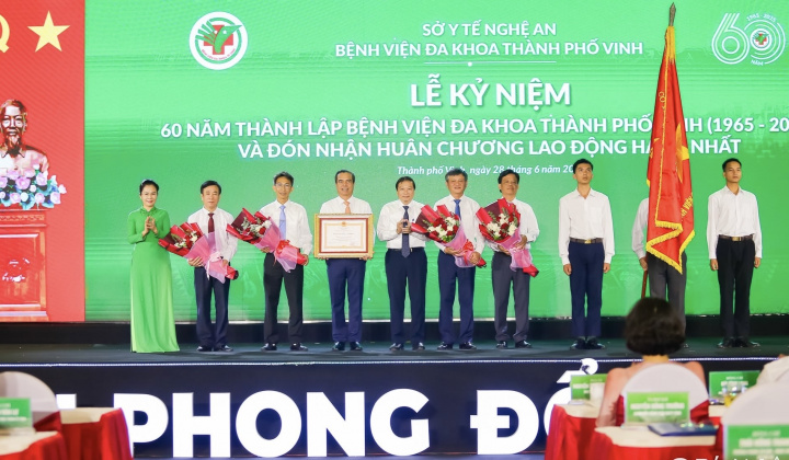 Bệnh viện ĐK TP Vinh kỷ niệm 60 năm thành lập và đón nhận HCLĐ hạng Nhất