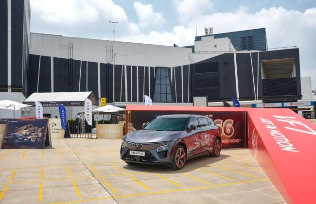 Khách Việt bất ngờ trước sự lanh lẹ của VinFast VF 7 trong “mê cung” trải nghiệm lái