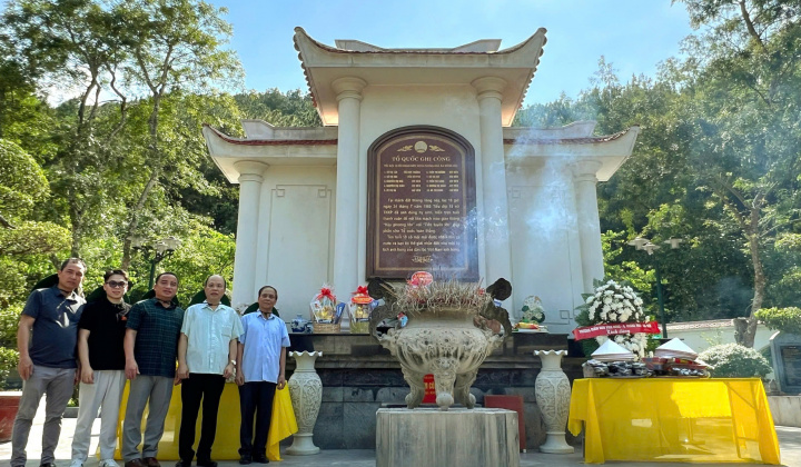 Tạp chí Việt Nam Hội nhập dâng hương tưởng niệm Anh hùng liệt sỹ tại Khu di tích Ngã ba Đồng Lộc