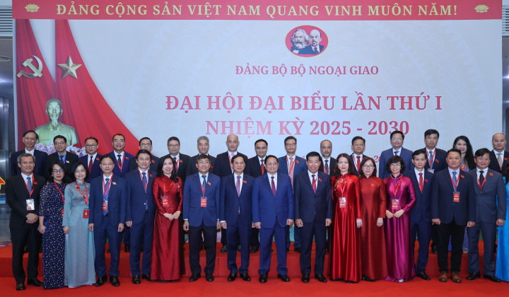 Mỗi cán bộ ngoại giao là một chiến sĩ tiên phong