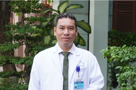 TS.BS. Đặng Việt Sơn: Màu áo Blouse đọng mãi trong trái tim